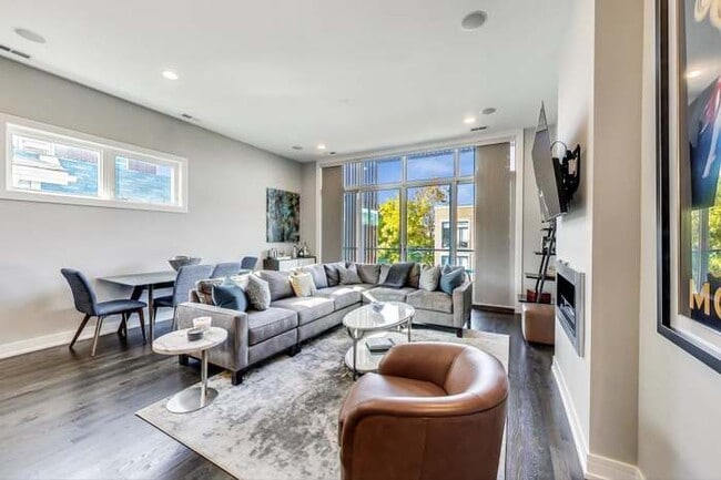 Photo - 1021 N Hermitage Ave Unit 3