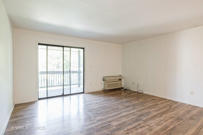 Photo - 568 Somerset Ln House