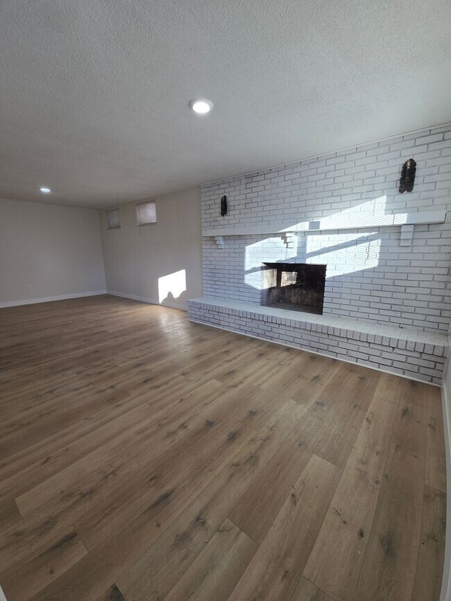 4309-4311 W Bethany Dr
