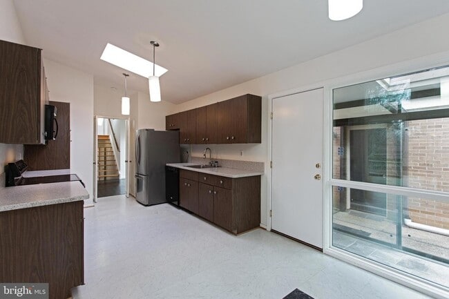 Photo - 7036 Buxton Terrace