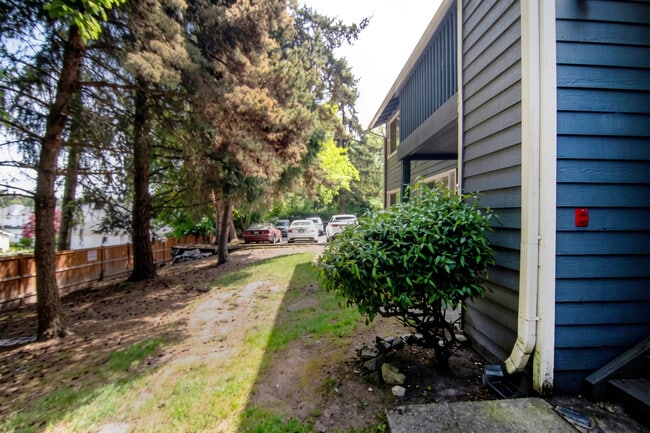 Building Photo - 16817 Larch Way Unit E105