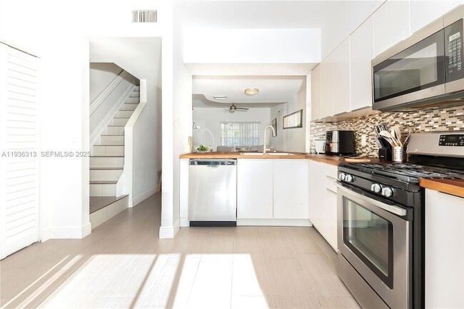 Photo - 7818 Dixie Beach Cir