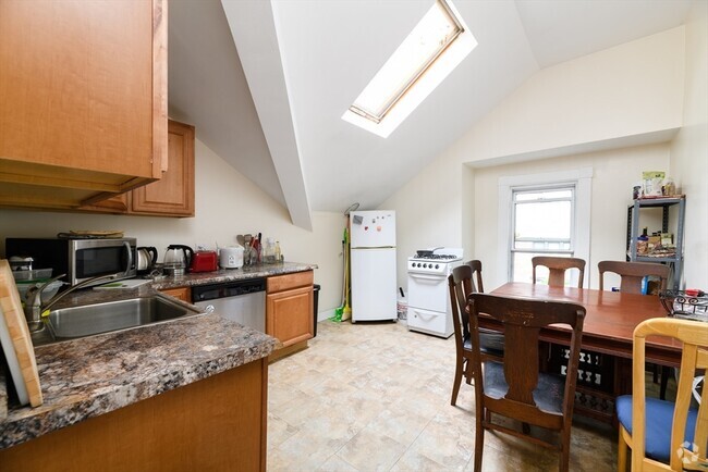 Building Photo - 10 Trowbridge St Unit 3 Rental
