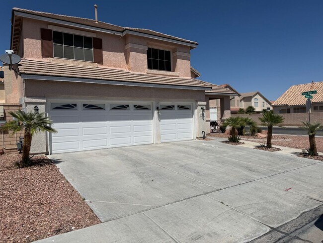Building Photo - Beautiful Home with Pool near Tropicana and Buffalo