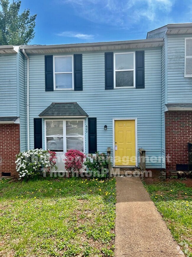 Building Photo - Available Now 3 Bedroom Townhouse in Culpeper