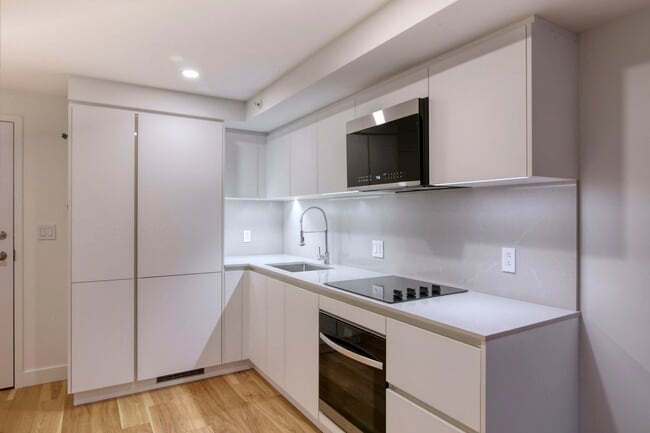 Building Photo - 3460 Rue Peel Unit 218