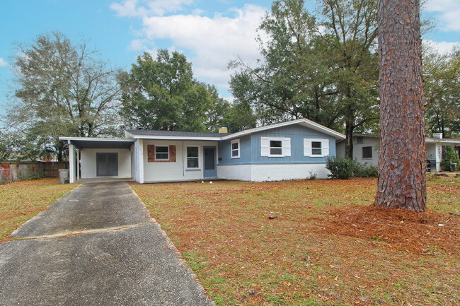 Updated 3-Bedroom Home with Carport & Outd... - Updated 3-Bedroom Home with Carport & Outd...