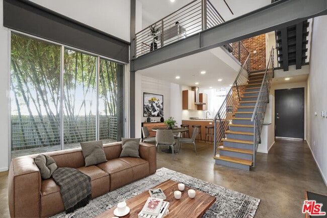 Building Photo - 1220 N Orange Grove Ave Unit 7