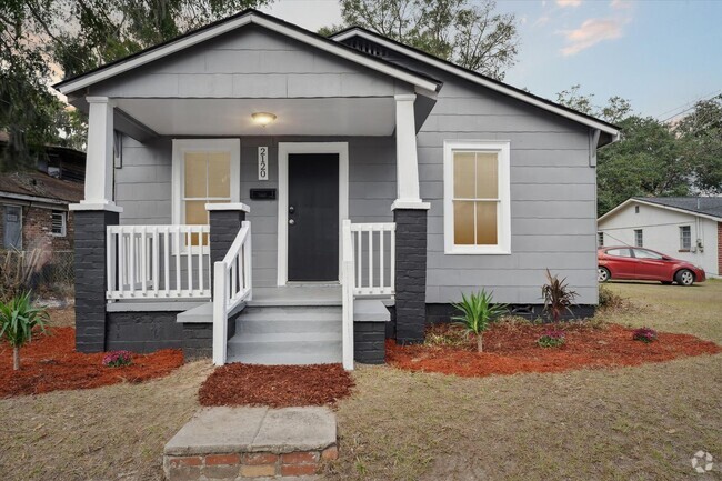 Building Photo - Large 3BR/1BA East Savannah House For Rent