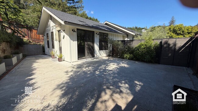 Photo - 3bd/2ba Retreat in the Heart of Sonoma Wine County - Modern Top Floor Duplex
