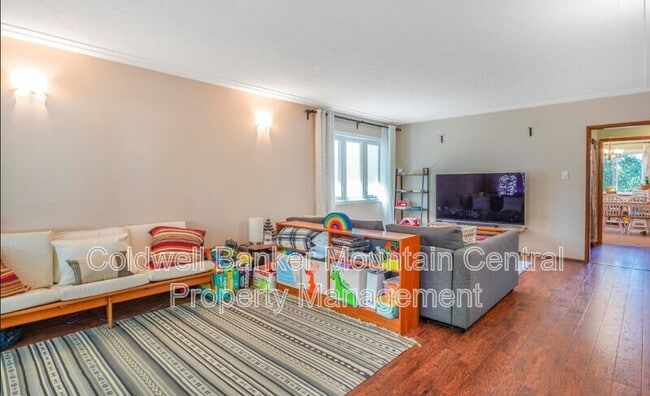 Photo - 11628-11691 91 St NW