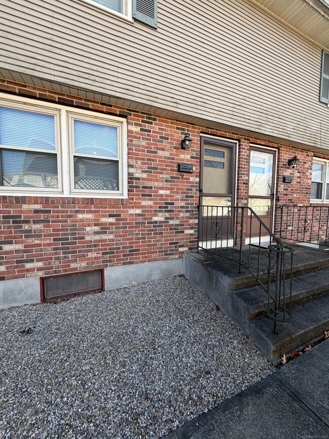 Building Photo - 10 Crown St Unit 10