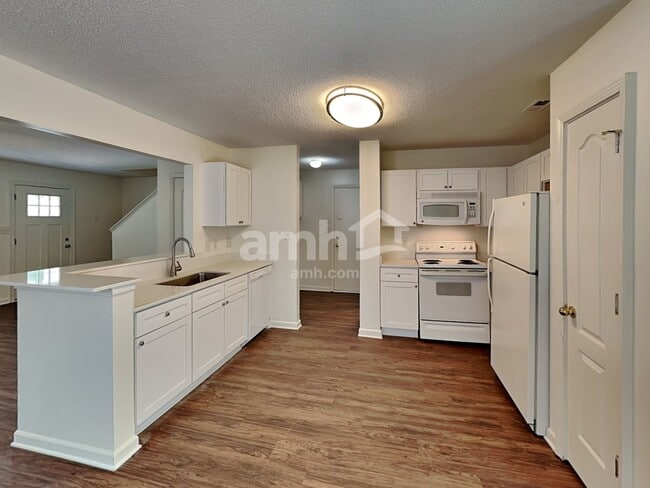 Photo - 147 Peterborough Dr