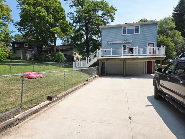 1125 S Long Lake Blvd