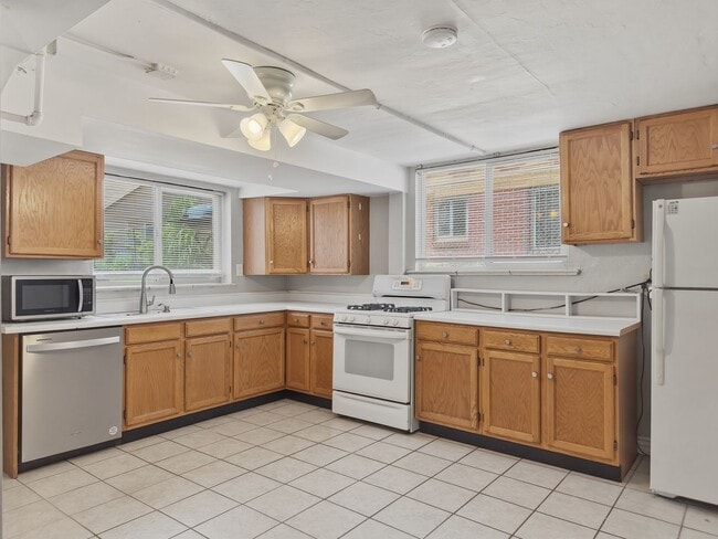 Photo - Beautiful 2 Bed, 1 Bath Garden-Level Apartment in Sunnyside!