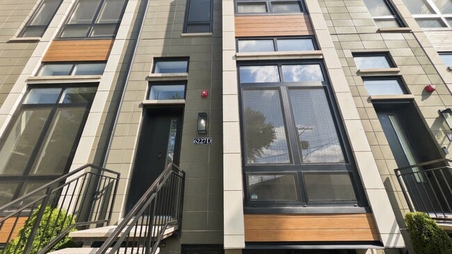 Building Photo - 6227 S Ellis Ave