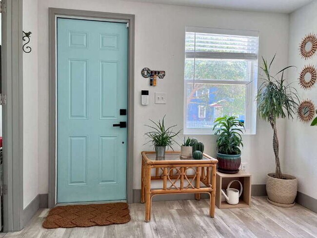 Photo - "Charming 2-Bed, 2-Bath Gem in the Heart of St. Petersburg – 1100 Sq. Ft. of Comfort!"