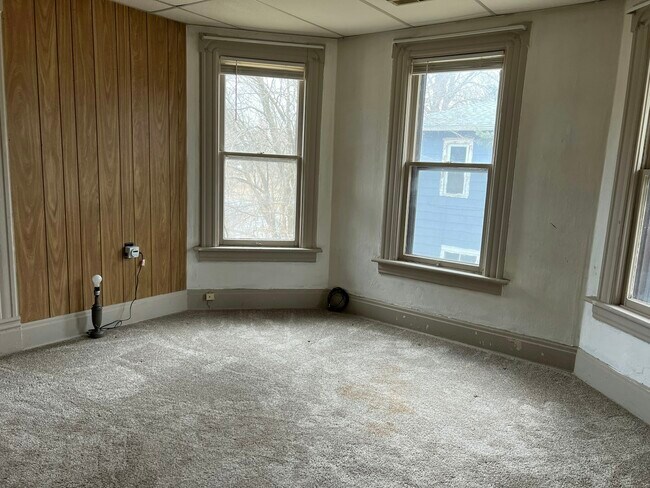 218 E Erie St Unit 3