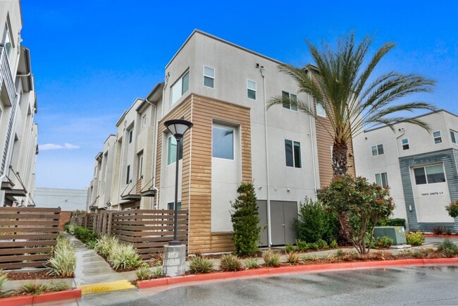 Building Photo - Gorgeous Tri-Level Townhome with Attached ...