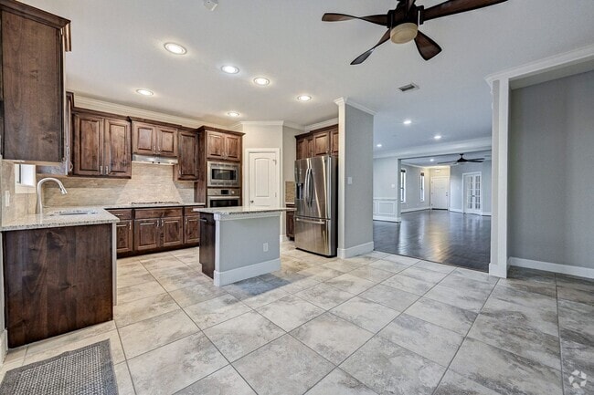 Building Photo - Charming 3-Bedroom Home with Modern Amenit...