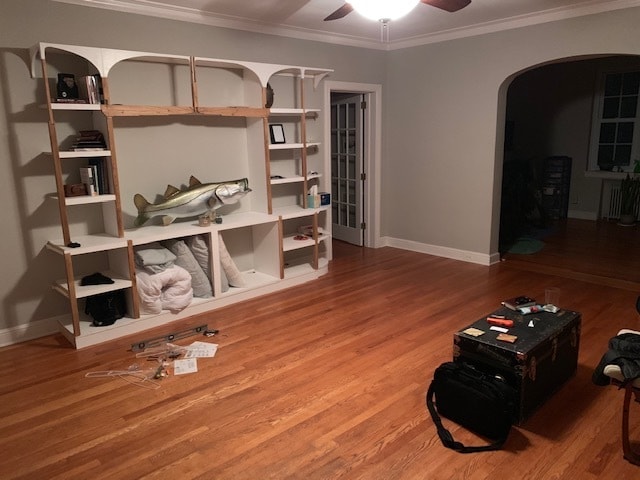 Mueble empotrado a medida, con capacidad para una pantalla de 60 pulgadas (no se preocupe, la lubina de boca grande no está incluida). - 1337 E Morehead St