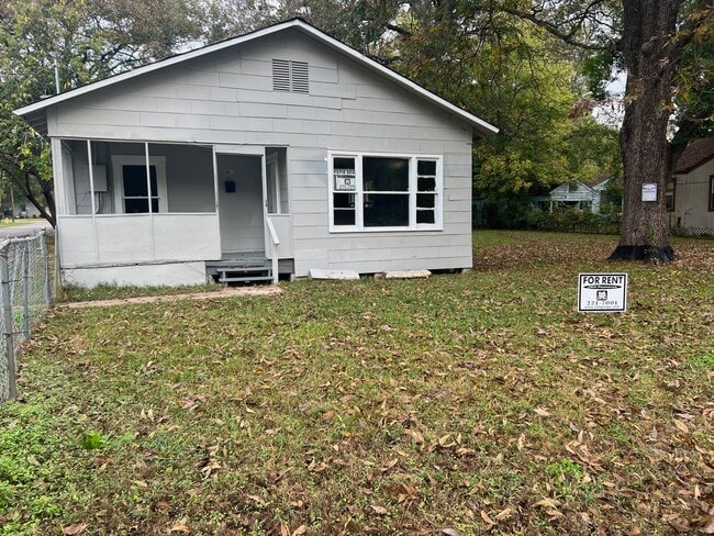 Photo - Large 4 Bedrooms 2 Bathrooms