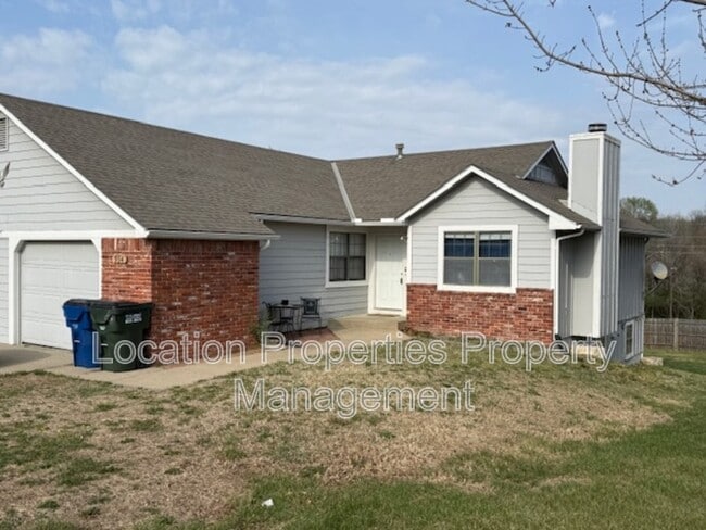 Building Photo - 934 Alma Dr