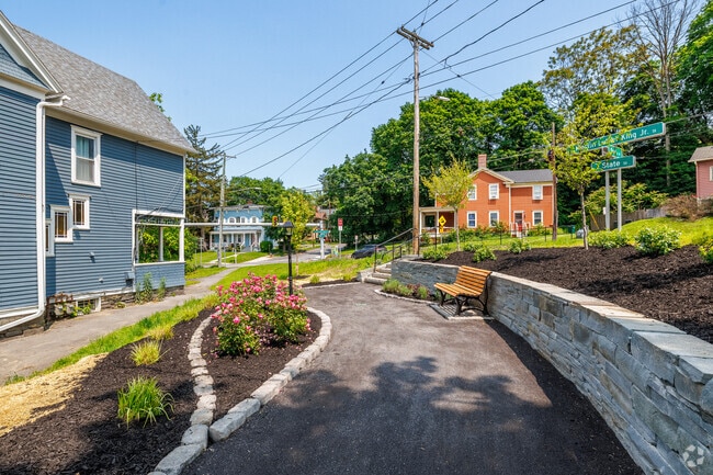 Jardín - 601 E State St - Fully Furnished!