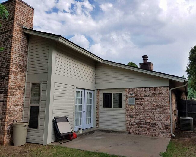 Photo - 2 bed 2 bath, fenced yard corner lot!