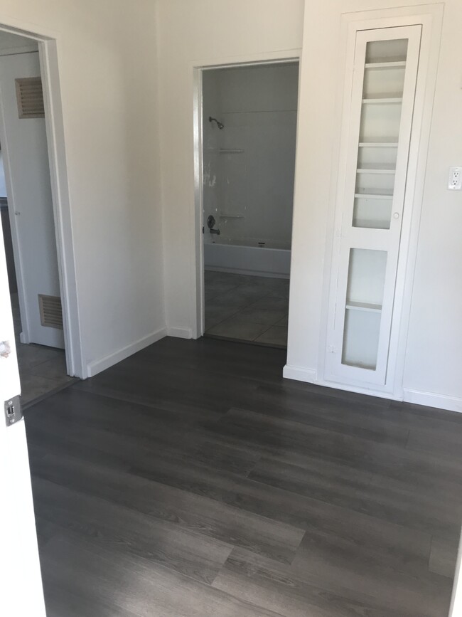 Entry way - 2016 E Main St Apartments Unit C