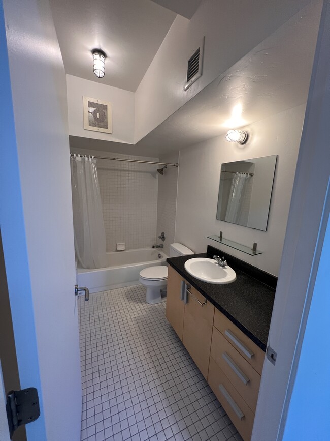 Photo - 1001 E 17th St