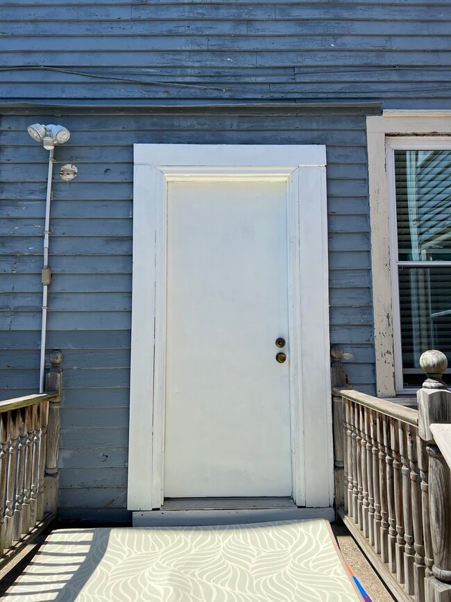 Back Door - 268 W Tupper St Unit Lower