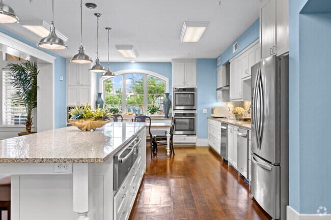 Cocina y cafetería - Sylvia at South Broadway 55+ Apartments