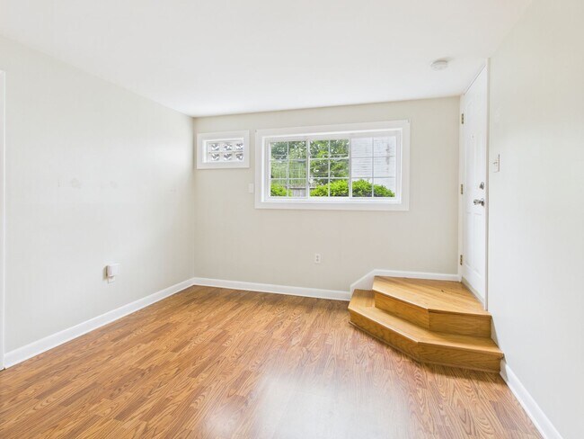 Building Photo - 4032 MacArthur Ave Unit E Rental