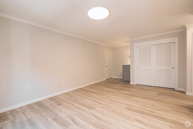 2BR, 1BA - 800SF - Living Room - 412 Richmond Dr