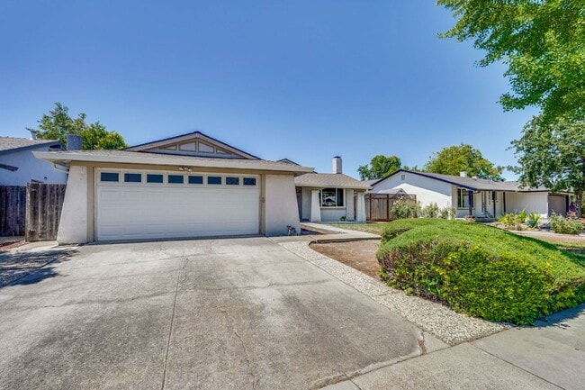 Building Photo - Spacious 3 Bedroom 2 Bath Home with 2 Car Garage and Central Air Conditioning