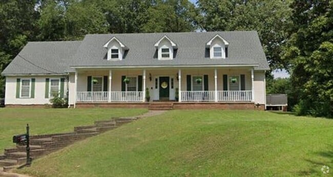 Building Photo - Cool down in comfort this summer Rental