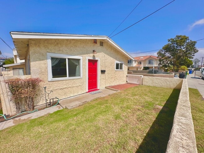 Building Photo - Coastal charm -2bd 1ba - blocks from Hermo... Rental