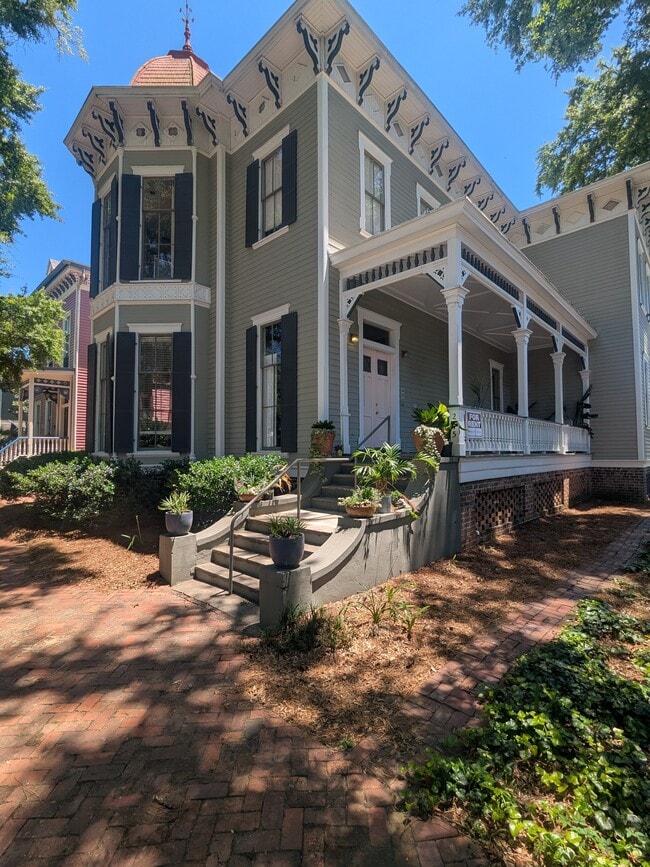 Photo - 215 W Gwinnett St