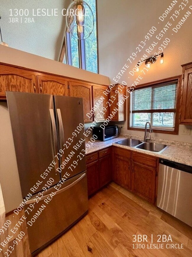 Photo - 1300 Leslie Cir