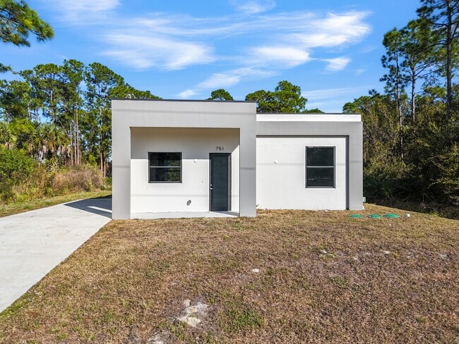 Photo - 751 Clancy St E