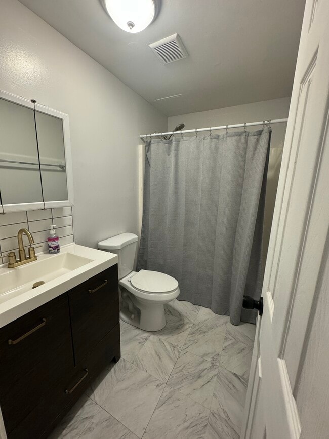 Main Level Bathroom - 115 Ward St Unidad 1