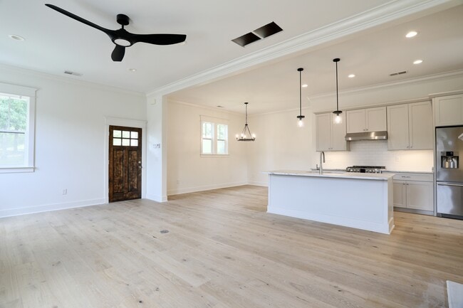 Photo - 406 Shakespeare Ln