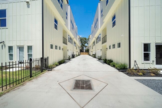 Photo - 1015 W 24th St