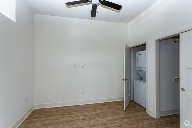 1BR, 1BA - 651SF