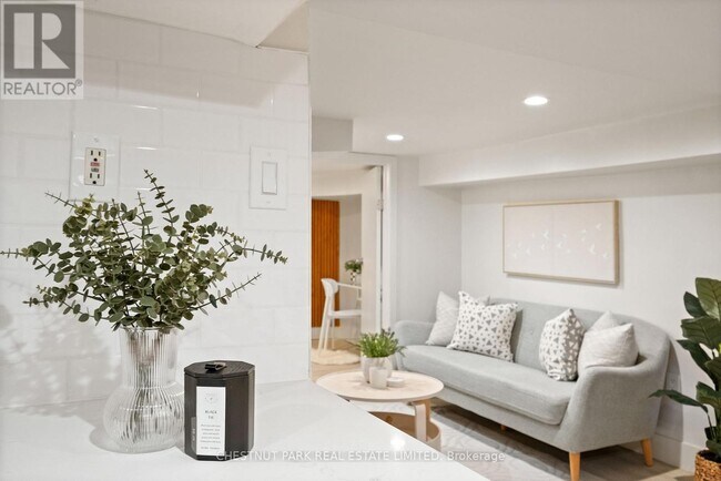 Photo - 76 Major MacKenzie Dr.