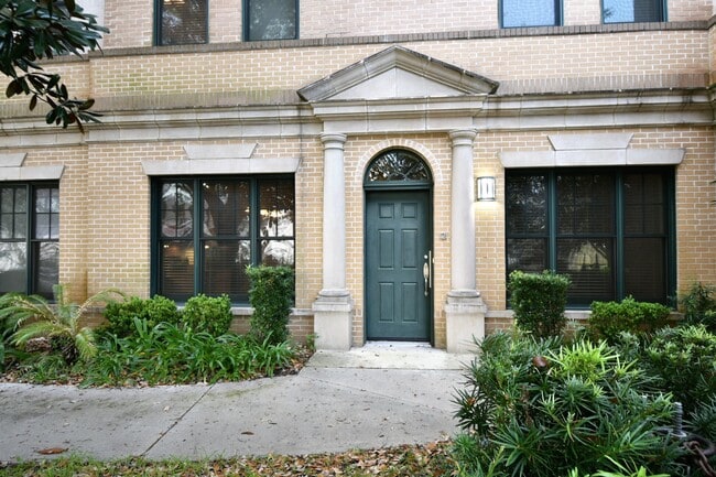 Building Photo - 1661 Riverside Ave Unit 121