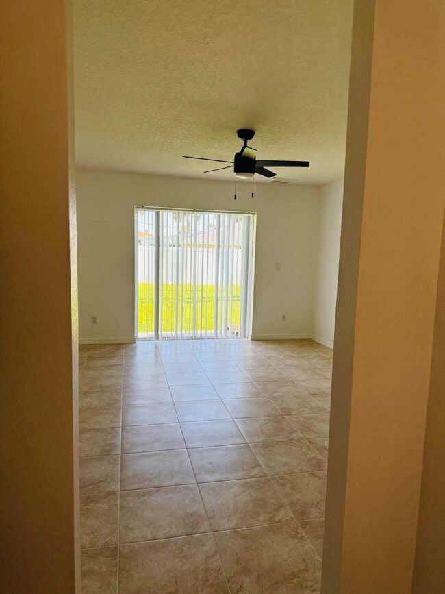 Photo - 207 Alcantarra St NW