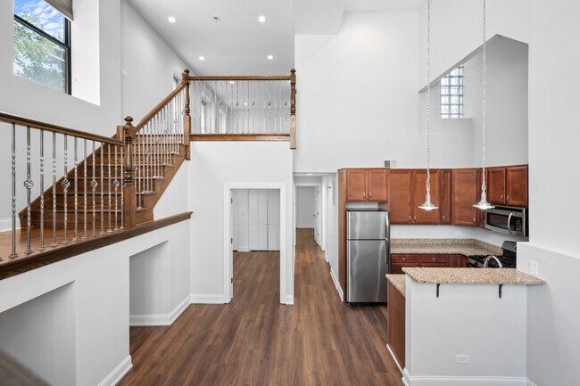 Building Photo - 2701 W Augusta Blvd Unit 1 Rental
