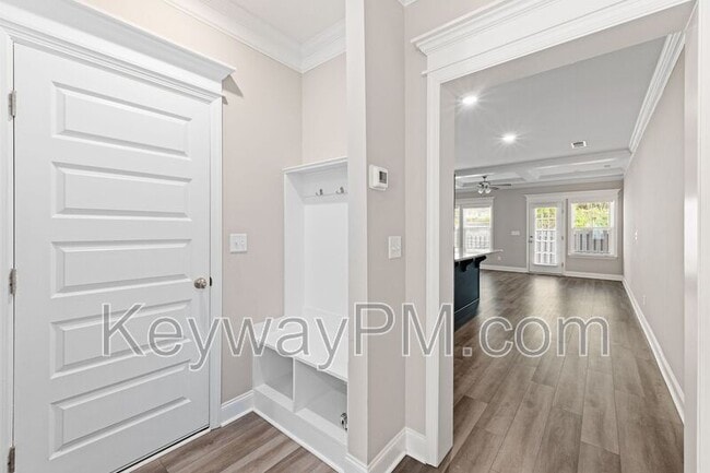 Photo - 1066 Linsmore Ave